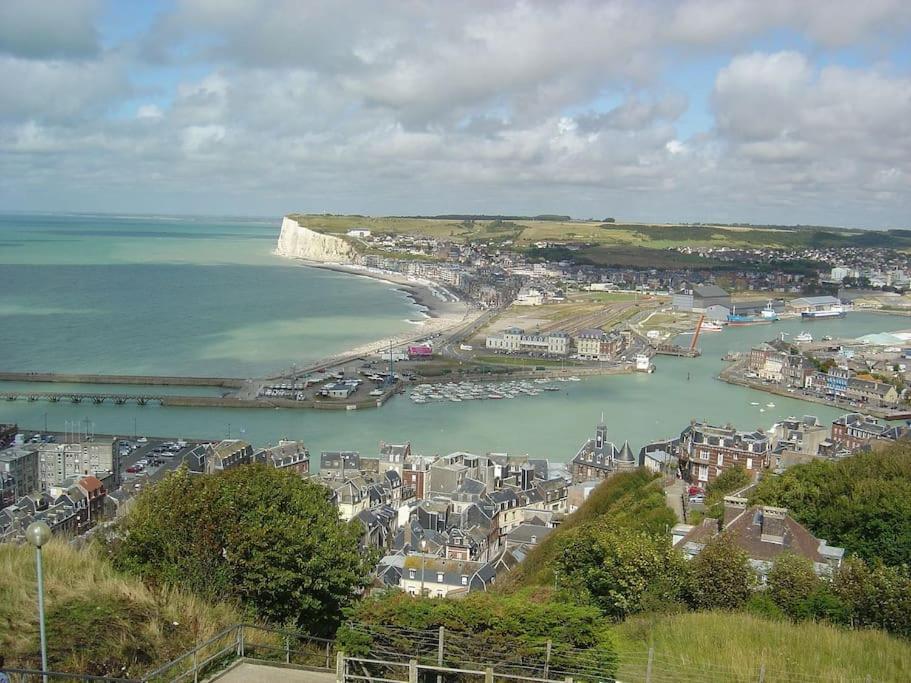 IDÉALEMENT SITUÉ LE STUDIO Les Locations ISAHORA sont aussi à 2 pas du Château d'Eu, des Falaises du Tréport, de MERS les Bains et aux portes de la BAIE DE SOMME Eu (Sena Marítimo) Exterior foto
