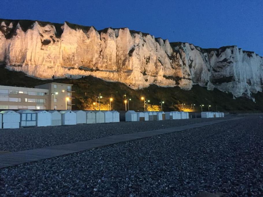 IDÉALEMENT SITUÉ LE STUDIO Les Locations ISAHORA sont aussi à 2 pas du Château d'Eu, des Falaises du Tréport, de MERS les Bains et aux portes de la BAIE DE SOMME Eu (Sena Marítimo) Exterior foto